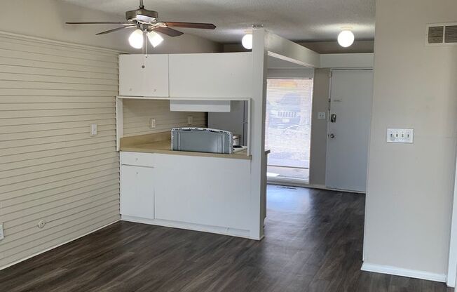 2 beds, 1 bath, 764 sqft, $875, Unit 15B