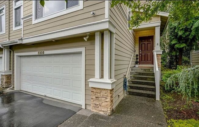 Amazing 4 bedroom, 2.5 bathroom townhouse in Kirkland.