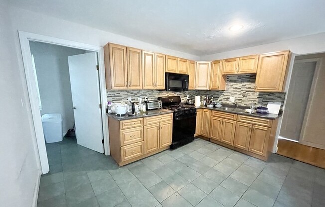 4 beds, 1 bath, $4,000, Unit 1