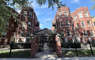 HALF MONTH RENT FREE! Beautiful 2 Bed / 2 Bath Condo | In-Unit Laundry | Rogers Park | Move In by 10/15!
