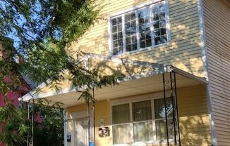 3 beds, 1 bath, $1,400, Unit 3