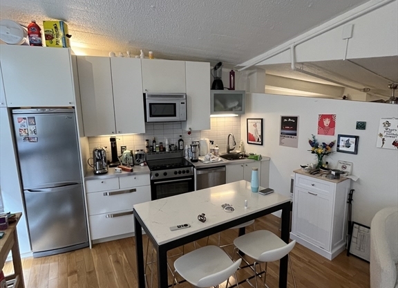 1 bed, 1 bath, 540 sqft, $3,200, Unit 322