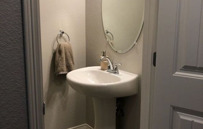 Beautiful 3 bed, 3 bath Townhome in West Windsor!