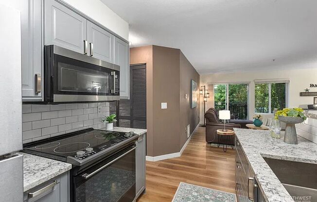 3 beds, 1 bath, $2,700, Unit UNIT 102