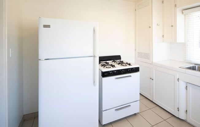 2 beds, 1 bath, $2,595, Unit 02