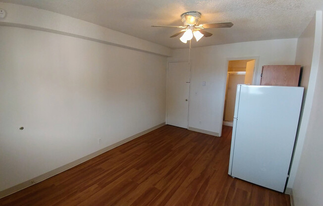 Studio, 1 bath, 300 sqft, $695, Unit 08