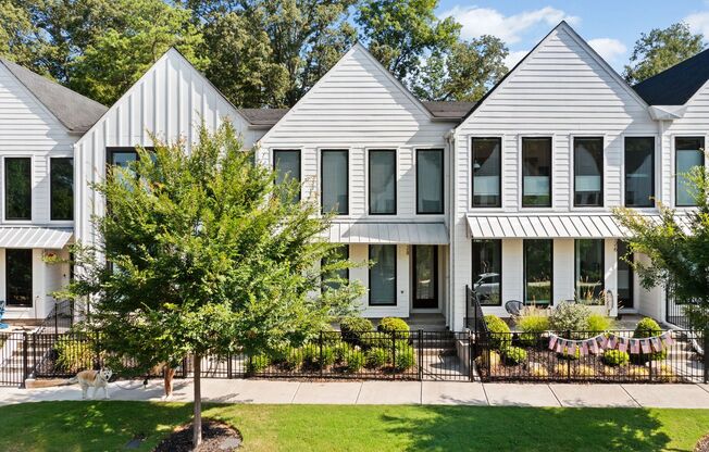 Stunning Townhouse in Downtown Woodstock!