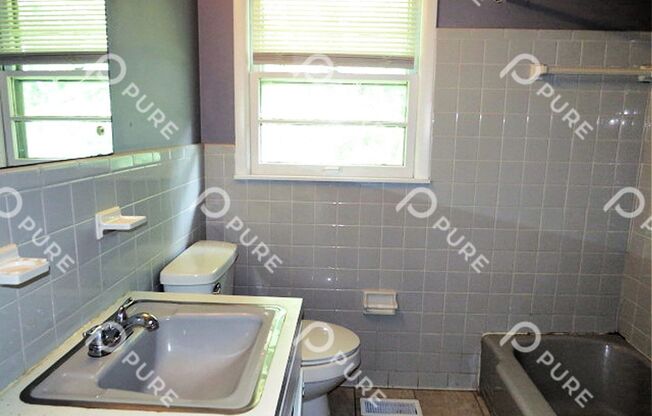 3 beds, 2 baths, $1,295