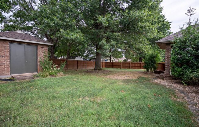 BEAUTIFUL FULLY FENCED HOME IN NIXA SCHOOL DISTRICTS