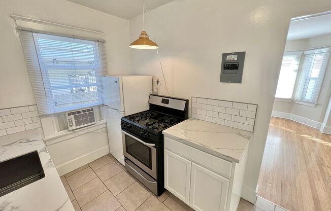 1 bed, 1 bath, 550 sqft, $1,850, Unit 2128 E 1st St