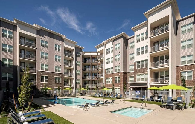 Courtyard and Pool at Veranda Apartments, Utah