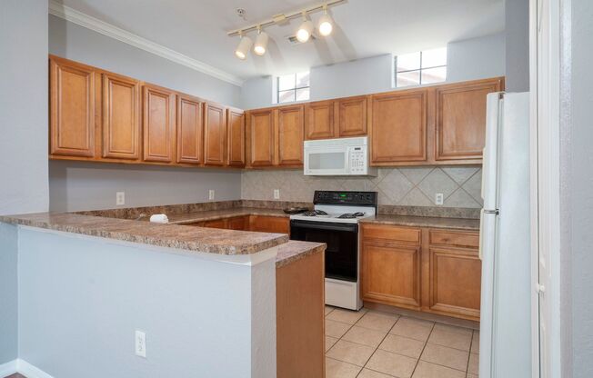 Nice 3/2.5 Townhouse with 2-Car Garage in Serenata of Metrowest (Gated)