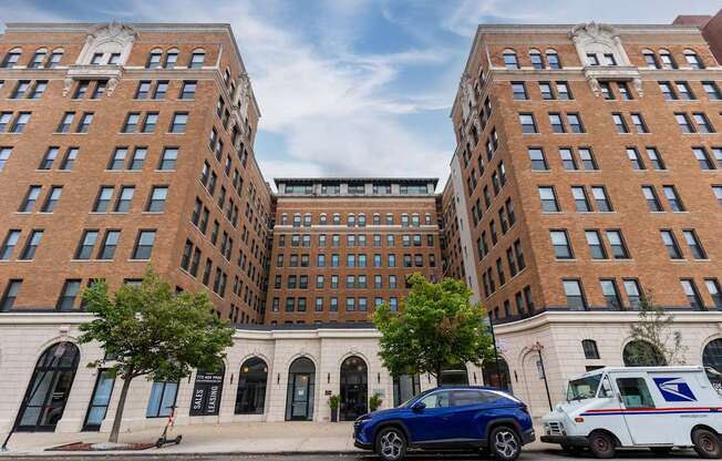 Building Exterior of Somerset Place Apartments in Uptown Chicago, IL 60640