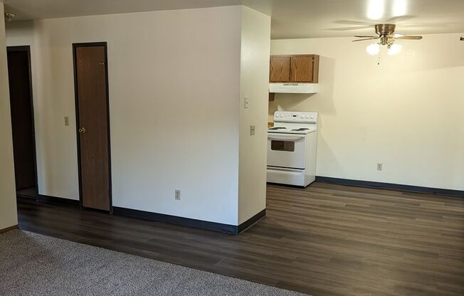 2 beds, 1 bath, 970 sqft, $1,099, Unit FB 3015