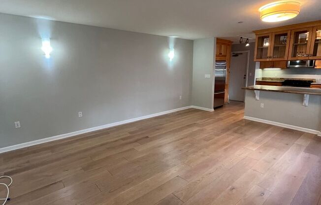 Beautiful 2BR/1BA with Large Private Patio, Parking & Shared Rooftop Deck in Marina