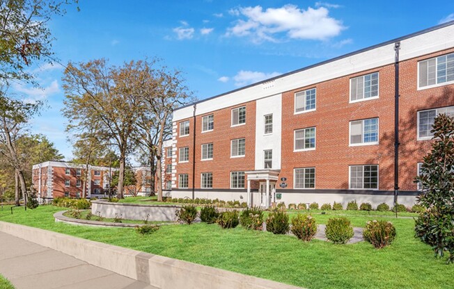 Explore Icon Downtown Durham, where modern design meets convenience. Enjoy beautifully landscaped grounds and stylish architecture in the heart of the city. Ready to elevate your lifestyle? Come see your new home today!