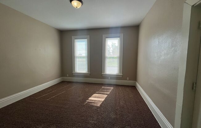 3 beds, 1 bath, $950