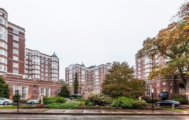 1 bed, 1 bath, 581 sqft, $2,850, Unit B706