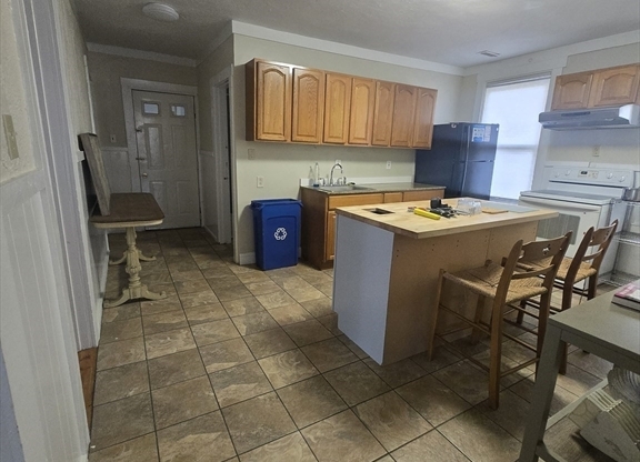 3 beds, 1 bath, 1,000 sqft, $2,200, Unit 3