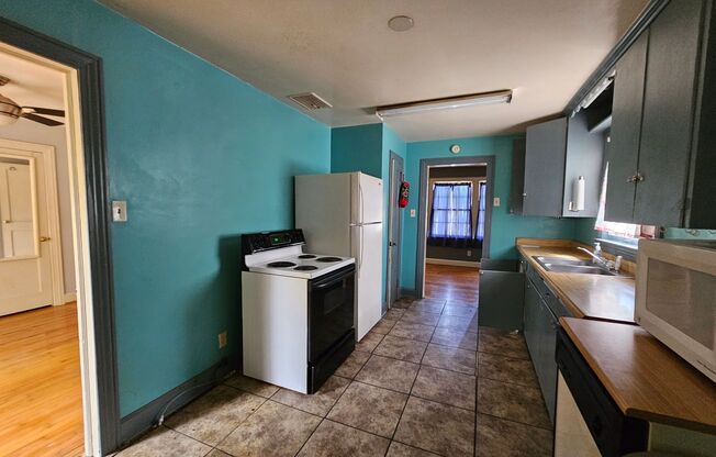 3 beds, 1 bath, $1,195