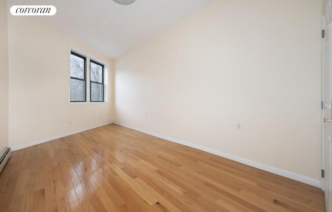 43 18 GREENPOINT AVE