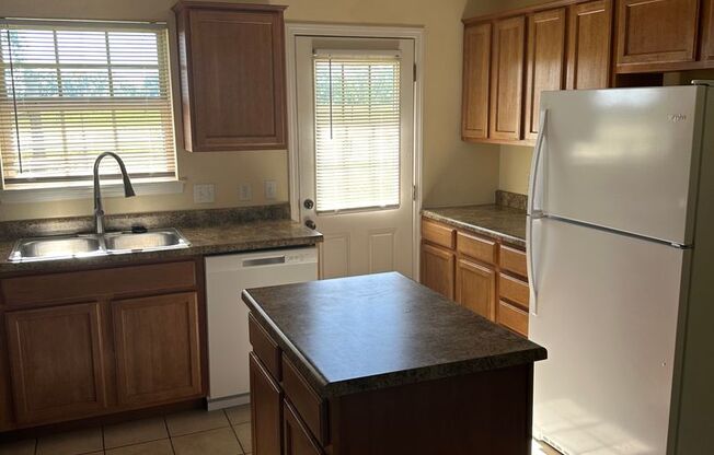 3 beds, 2 baths, $1,400, Unit # 1019 N