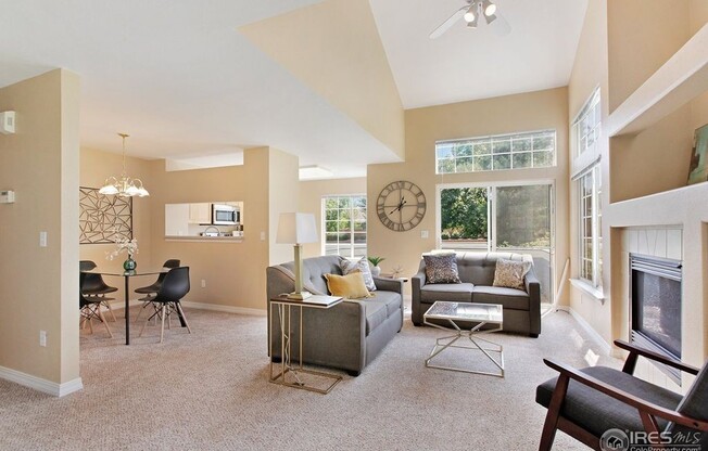 IMMACULATE 2 BED/1.5 BATH TOWNHOME IN LONGMONT - AVAILABLE NOW!