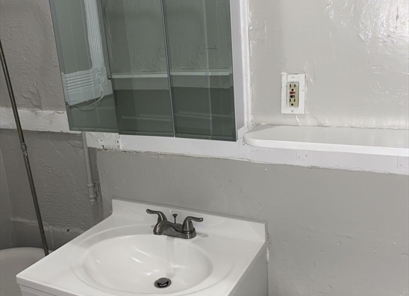 2 beds, 1 bath, 550 sqft, $3,300, Unit 17