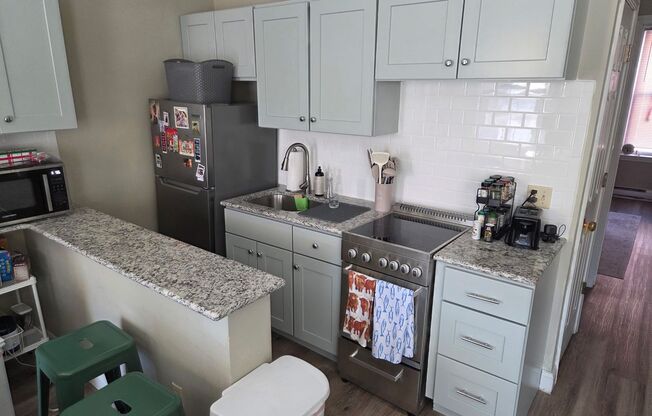 2 beds, 2 baths, $4,400, Unit 7