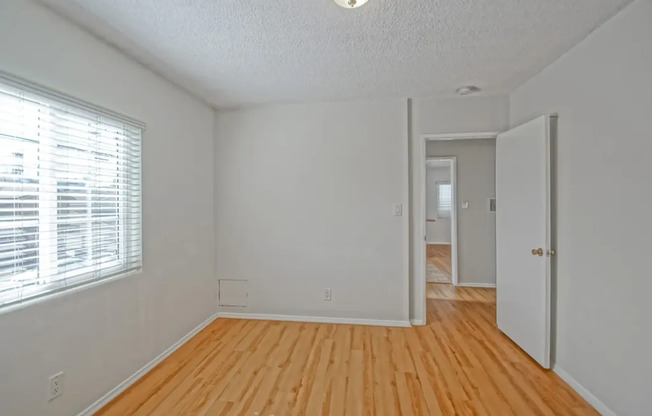 2 beds, 1 bath, $2,600, Unit B