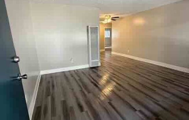 2 beds, 1 bath, 818 sqft, $2,100, Unit 036