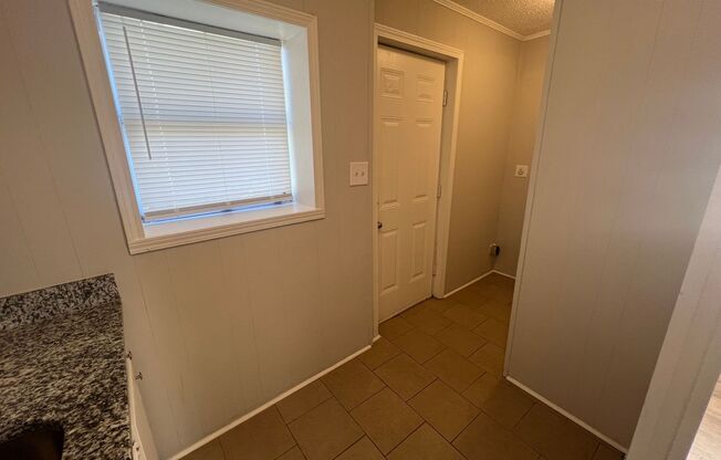 2 beds, 1 bath, $850, Unit #A