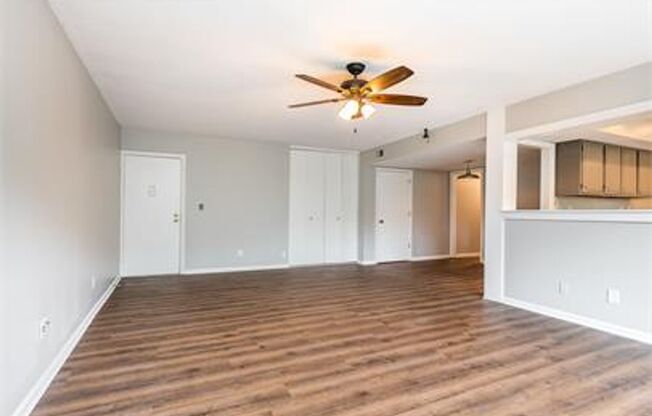 2 bed 1.5 Bath Apartment, with Community Pool