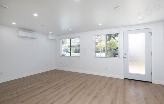 OPEN HOUSE: 11/8 11AM-12PM ~ Studio with W/D, Parking, and 2 WEEKS FREE!!!