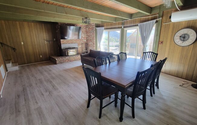 4 Bedroom Mountain Home Close to Town!