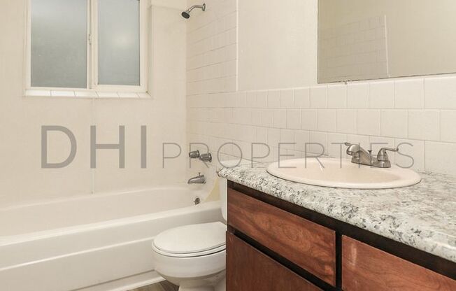 2 beds, 1 bath, $1,150, Unit 1122 3