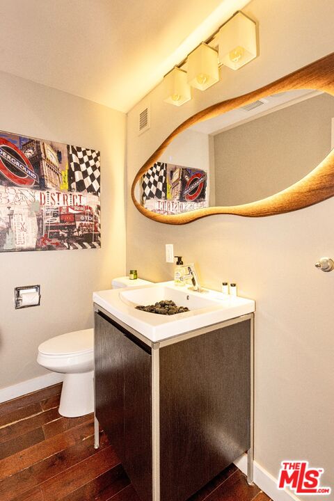 1 bed, 2 baths, 966 sqft, $5,700, Unit 901