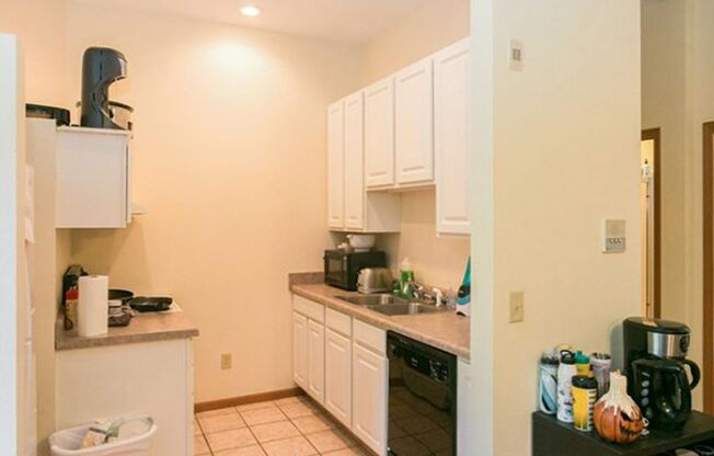 2 beds, 1 bath, $1,600, Unit 4