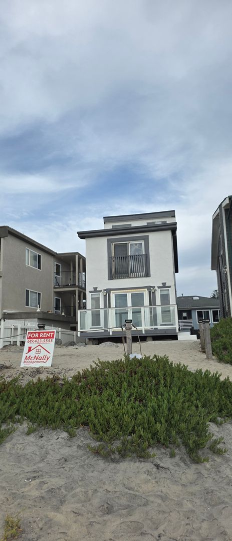 Beachfront 2-Bed, 2.5-Bath House w/2-Car Garage in Imperial Beach