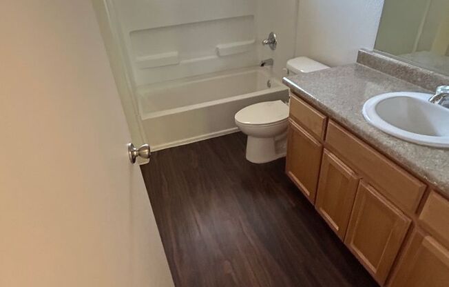 2 beds, 1 bath, 905 sqft, $1,550, Unit 068