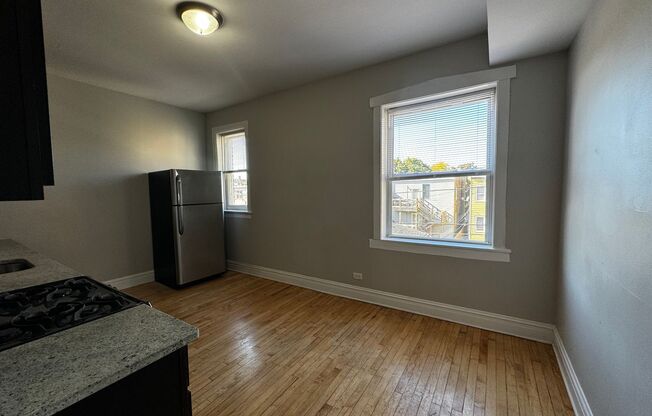 3 beds, 1 bath, $1,875, Unit 4952-2