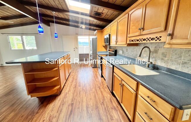 Pacific Palisades (4 bed/3 bath/2 prkg)