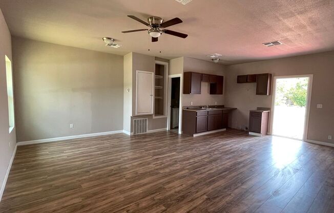 ALL BILLS PAID!!! NICE 2 BEDROOM 1 BATH / CIBOLO, TEXAS