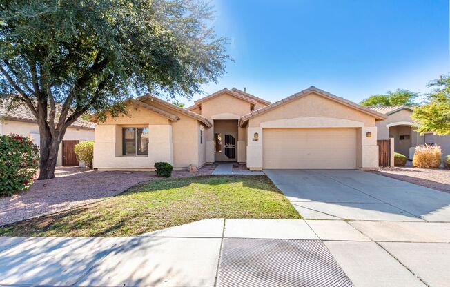 3 bed, 2 bath home in Mesa with sparking pool!