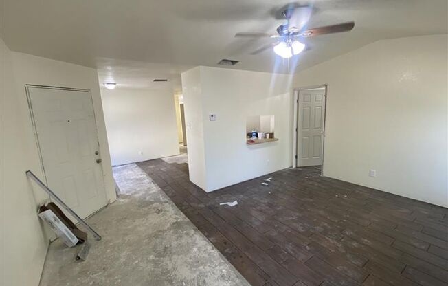 Cute 2/2 duplex with a garage