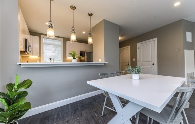 2 beds, 2 baths, 1,000 sqft, $3,350, Unit 412