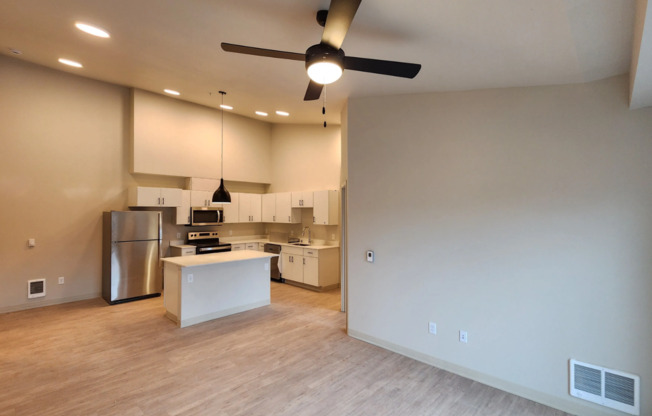 2 beds, 1 bath, 913 sqft, $1,900, Unit B-306