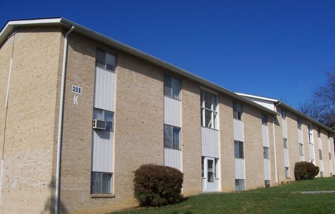 2 beds, 1 bath, 903 sqft, $1,170, Unit K-8