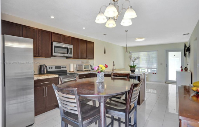1739 N 16 CT