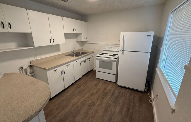 2 beds, 1 bath, 750 sqft, $595, Unit A